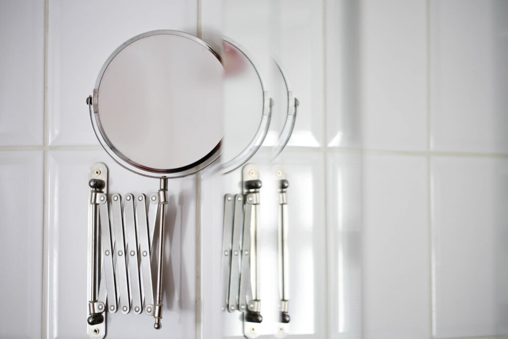 Miroir accordéon de la salle de bain